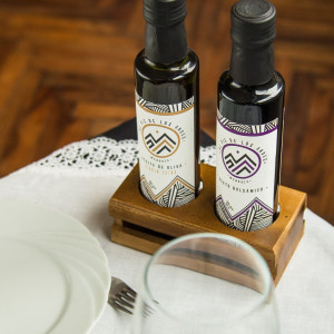 Al Pie De Los Andes - Alcuza De Madera Con Aceite De Oliva Arbequina Y Aceto BalsÁmico ClÁsico De 250 Ml